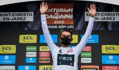 Egan Bernal con la camiseta del mejor joven en el Critérium du Dauphiné.