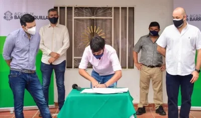 El Alcalde Jaime Pumarejo sancionando el Acuerdo.