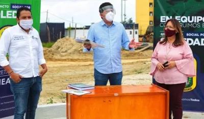 El Alcalde Rodolfo Ucrós, protocolizando la entrega del lote.