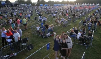 La distancia entre los espectadores.