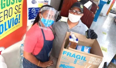 Beneficiarios haciendo efectivos los bonos.