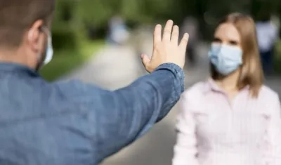 En habitaciones cerradas el distanciamiento de dos metros no parece funcionar cuando alguien tiene coronavirus.