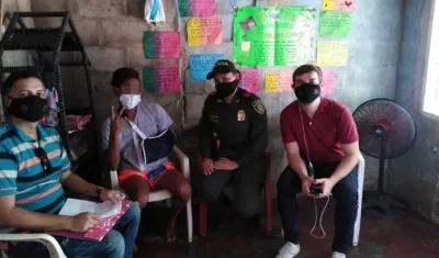 El adolescente agredido junto con la Policía en su vivienda.