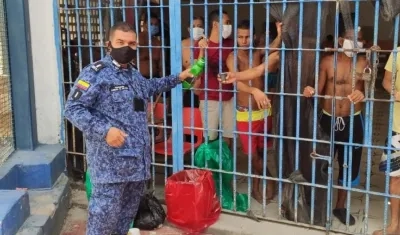 Guardián y presos en la cárcel Modelo de Barranquilla.