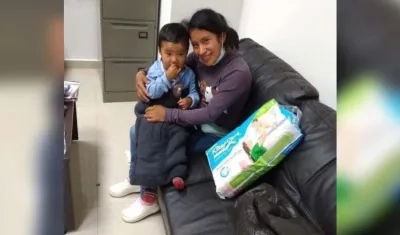 Juanita Pérez con su hijo.