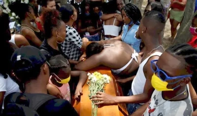 Familiares y vecinos de los adolescentes masacrados acudieron al sepelio conjunto.