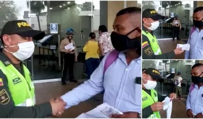 Uno de los uniformados entrega el dinero que dejó olvidado el ciudadano.