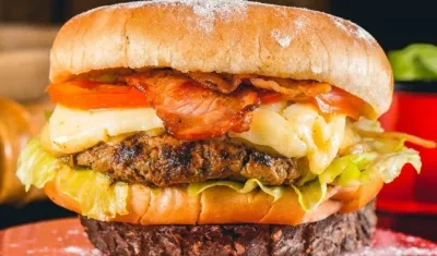 Esta es una de las hamburguesas participantes en el evento gastronómico de Malambo.