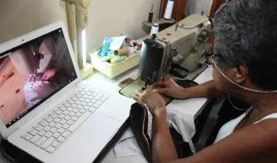 Las mujeres realizan sus cursos desde casa.