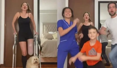 Daniella Álvarez y su familia.