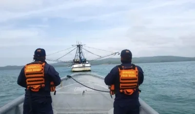 Personal de Guardacostas durante la maniobra de asistencia y remolque.