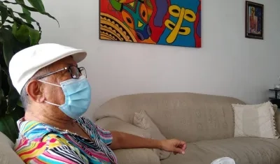 Iván Manjarrés, recuperado de Covid-19 en la sala de su casa.