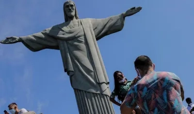 Los turistas volvieron a posar para una foto.