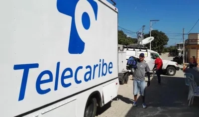 El verdadero personal de Telecaribe haciendo producción.