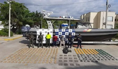 La droga incautada por las autoridades en Playa Salguero, Santa Marta.