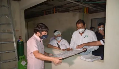 Alcalde observa los planos del Camino Nuevo Barranquilla.