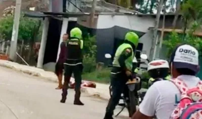 Momento en que el agresor, Julio Hernández Camargo, es reducido por la Policía.