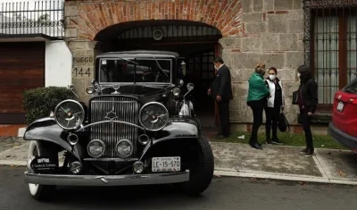 Una carroza fúnebre en lo que fue el domicilio de Mercedes Barcha