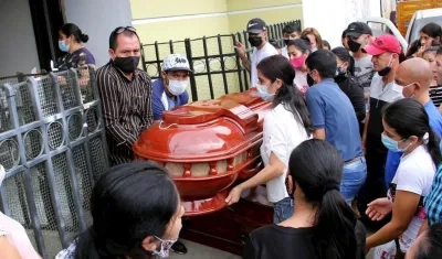 Familiares en uno de los sepelios de los jóvenes asesinados en Nariño.