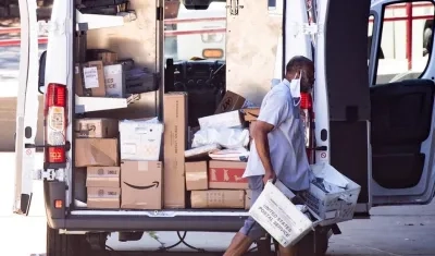 El retraso se debe en parte a un plan de recortes impulsado por el nuevo director del Servicio Postal.