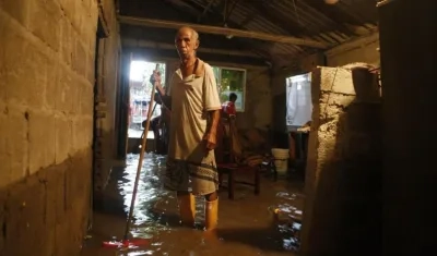 Este hombres es uno de los afectados por el desbordamiento del arroyo El Sapo