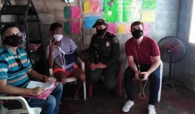 El menor de edad agredido junto con la Policía tras haber sido dado de alta del hospital.