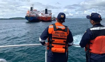 Expertos de la Dimar supervisando las maniobras.