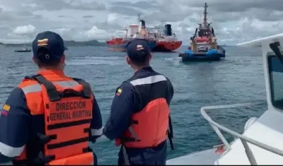 Inspectores de la Dimar supervisando las maniobras.