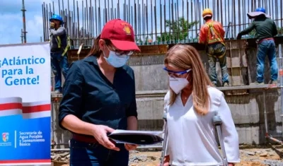 La gobernadora Elsa Noguera durante la visita a las obras en Palmar de Varela.