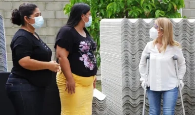 La gobernadora en la entrega de los materiales en los municipios.