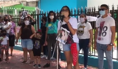 Amigas y familiares exigiendo justicia por el crimen.