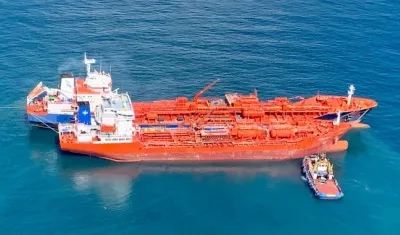 Las dos embarcaciones en plena operación.