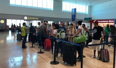 Imagen de uno de los vuelos humanitarios coordinados por la Cancillería.