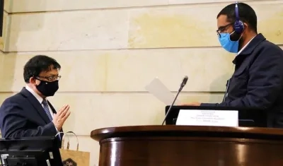 Jorge Enrique Ibáñez, aceptando la elección ante el presidente del Senado, Arturo Char Chaljub.