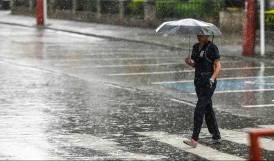 Recomiendan llevar paraguas o impermeables para protegerse de la lluvia.