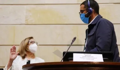 La nueva Procuradora Margarita Cabello Blanco, tomando posesión ante el presidente del Senado Arturo Char.