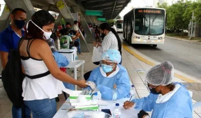Tomas de pruebas rápidas de Covid-19 en la estación Joe Arroyo de Transmetro.