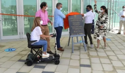 Develación de la placa conmemorativa de la Caja de Cristal.