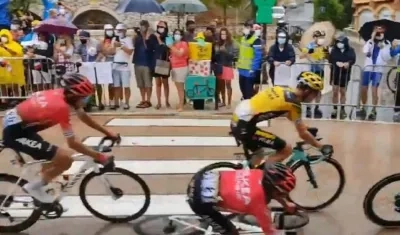 Momento de la caída de Nairo Quintana.