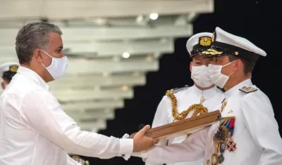 El Presidente Iván Duque y el nuevo Comandante, Vicealmirante Gabriel Alfonso Pérez Garcés.