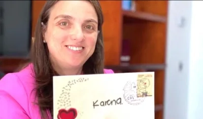 La Ministra Karen Abudinen mostrando el sobre dirigido a sus sobrinos.