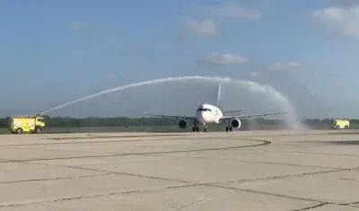 Llegada del primer vuelo no humanitario al aeropuerto Ernesto Cortissoz.