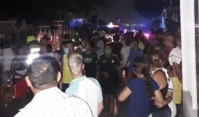 La comunidad se aglomeró en la zona donde la mujer se electrocutó tras caerle la guaya.