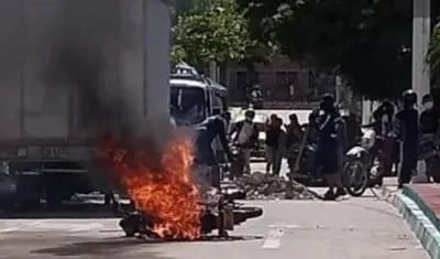 La moto del presunto delincuente fue quemada por la comunidad. 