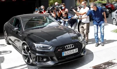 Jorge Messi, asediado por los medios de comunicación. 