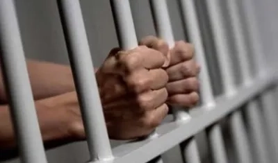 El hombre deberá permanecer 33 años en la cárcel.