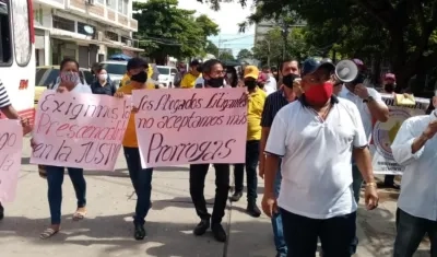 Abogados litigantes durante el plantón de este viernes. 