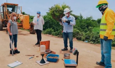 La Gobernadora en la inspección de obras de la vía Santa Lucía – Las Compuertas (Manatí)
