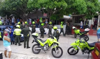 Varias patrullas de la Policía llegaron al lugar de los hechos.