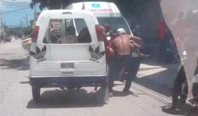 La víctima fue llevada en un motocarro al Hospital Juan Domínguez Romero.